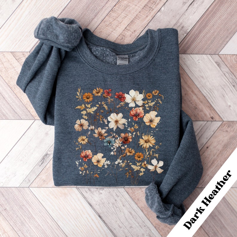 Vintage Sweatshirt mit gepressten Blumen. Übergroßes Wildblumen-Sweatshirt